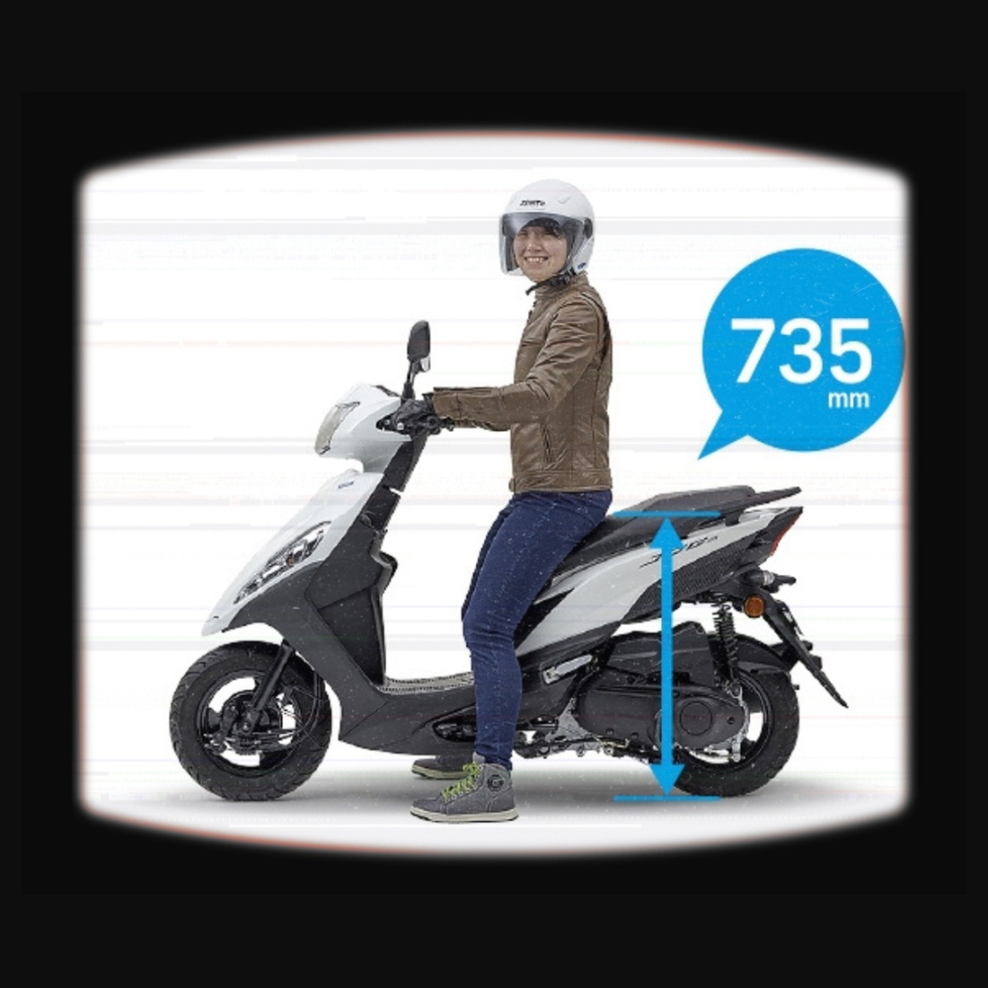 Yamaha Jog 125 vóc dáng như Honda Vision, giá như Air Blade- Ảnh 4. Với thông số 1.740 x 675 x 1.090 (mm), chiều dài cơ sở 1.205mm, chiều cao yên 735mm và trọng lượng 95kg, Jog 125 có kích thước tương đương Honda Vision. Vóc dáng này phù hợp khách hàng là nữ giới, lý tưởng để di chuyển trên những con phố đông đúc và chỗ đỗ xe chật hẹp