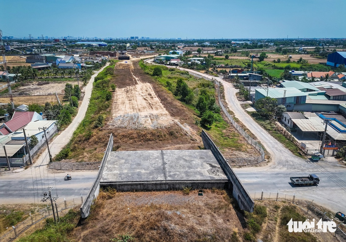 Nếu hoàn thành, đoạn 700m công trường này sẽ nằm phía trên đường Mỹ Yên - Tân Bửu (tỉnh Long An) - Ảnh: ĐỨC PHÚ