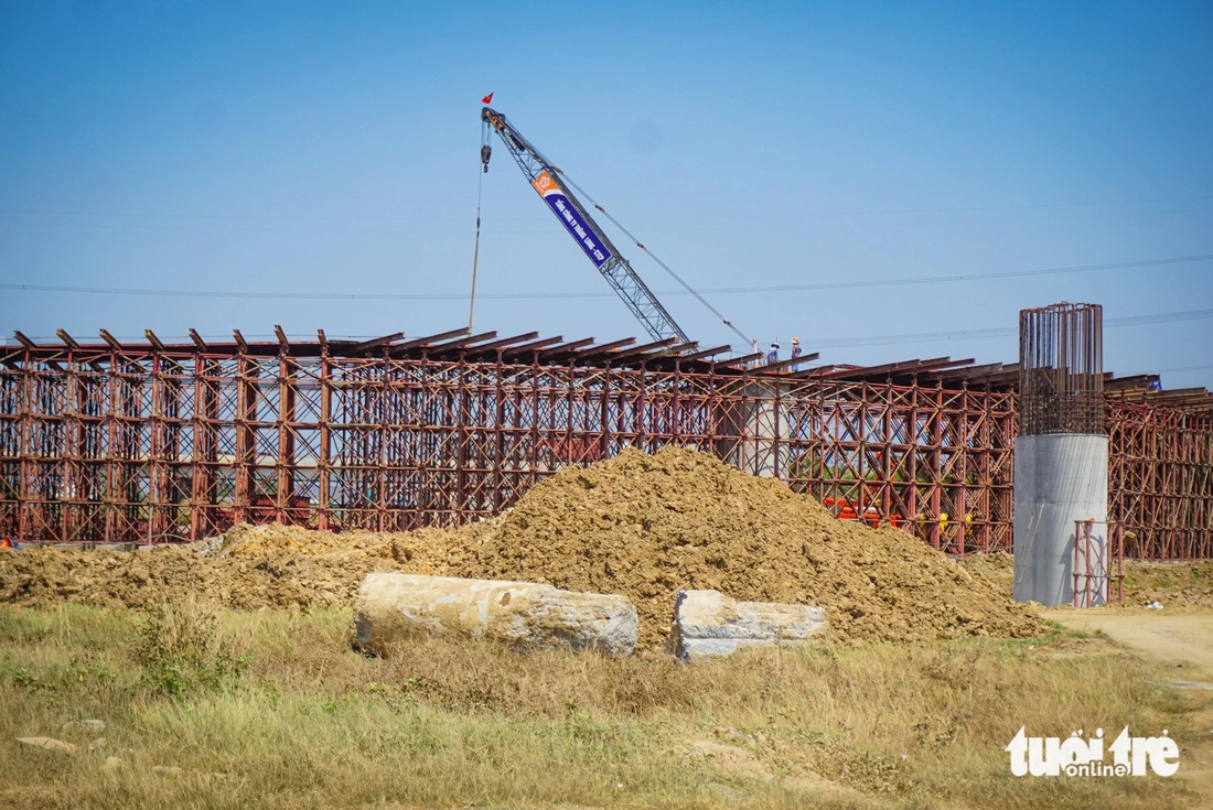 Ngoại trừ đoạn nêu trên, khu vực xung quanh công trường nút giao đang làm việc rất nhộn nhịp, các trụ cầu đã mọc lên - Ảnh: CHÂU TUẤN