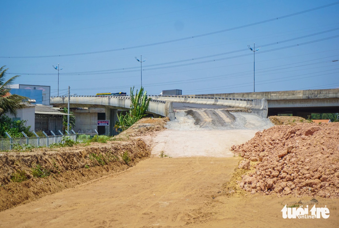 Công trường nút giao đang bị đứt khúc, nhà thầu đang xây dựng chưa đồng bộ vì phải &quot;chừa&quot; ra đoạn 700m - Ảnh: CHÂU TUẤN