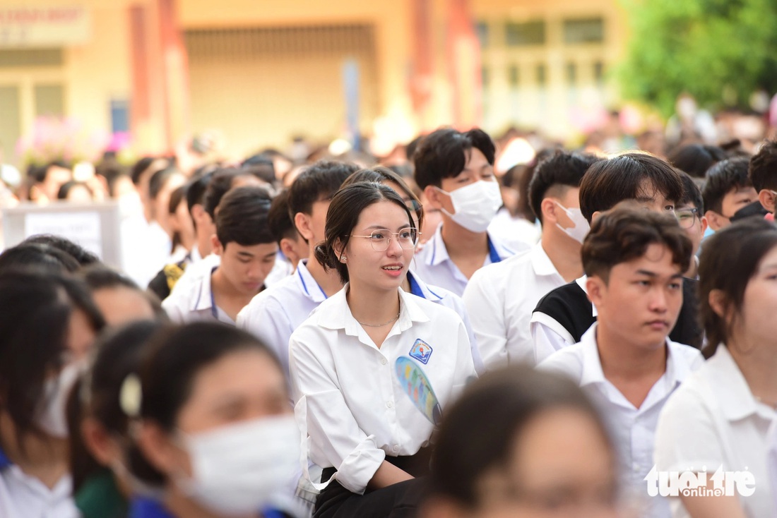 Học sinh lắng nghe những hướng dẫn đăng ký tuyển sinh tại chương trình - Ảnh: DUYÊN PHAN