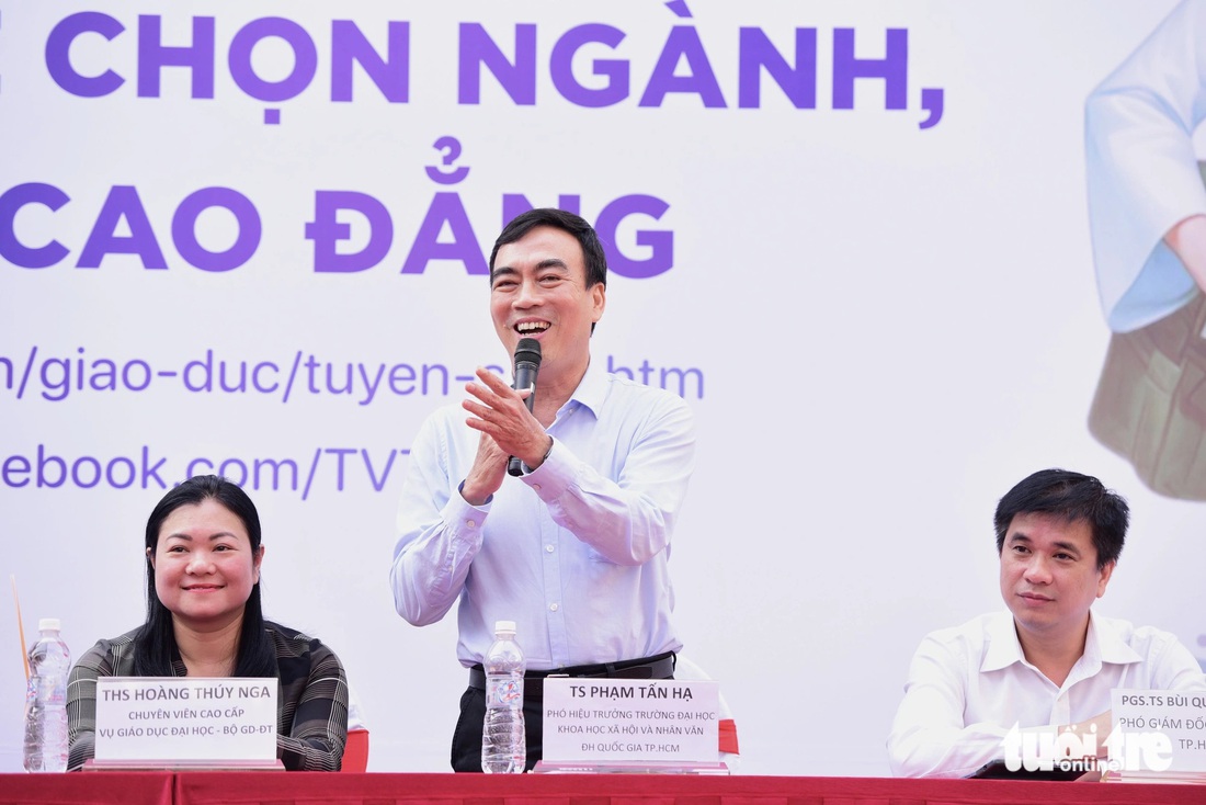 TS. Phạm Tấn Hạ - phó hiệu trưởng trường Đại học Khoa học xã hội và nhân văn, Đại học quốc gia TP.HCM hướng dẫn học sinh đạt giải học sinh giỏi quốc gia cách thức đăng ký xét tuyển tại trường - Ảnh: DUYÊN PHAN