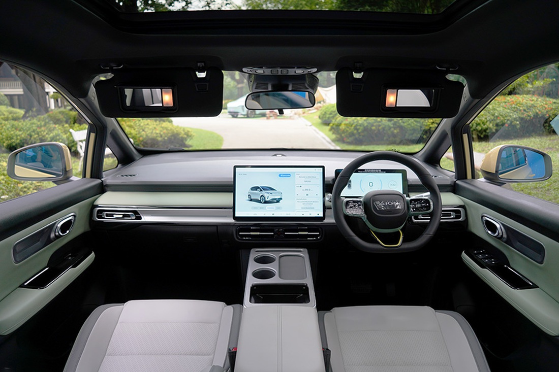 Loạt ô tô Trung Quốc sắp tràn vào Việt Nam: Phần lớn là xe điện, hybrid- Ảnh 11. Nội thất nổi bật với 2 màn hình lớn, giản lược gần hết nút bấm vật lý - Ảnh: GAC