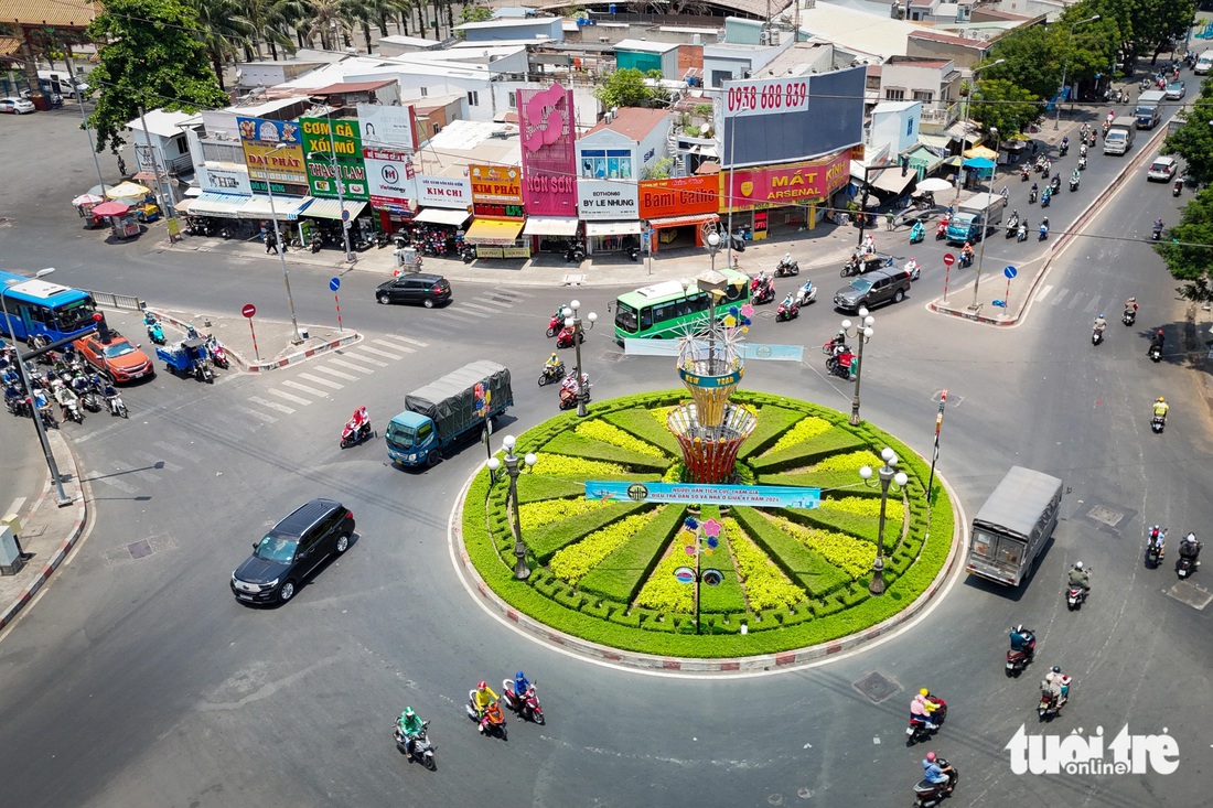 Vòng xoay Hòa Bình (hay còn gọi là vòng xoay Đầm Sen) là nơi giao nhau của 3 con đường: Lạc Long Quân, Hòa Bình và Ông Ích Khiêm (quận 11) hiện được trang trí khang trang.