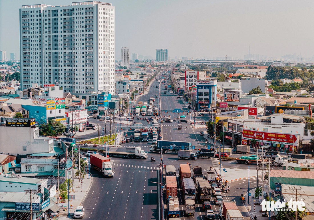 Ngã sáu An Phú (Thuận An, tỉnh Bình Dương) là điểm nóng về giao thông khi có 2 giao lộ cách nhau chỉ vài chục mét, có lượng lớn xe qua lại mỗi ngày. Hiện nay, đường DT743 qua đây đã được nâng cấp lên 10 làn xe - Ảnh: CHÂU TUẤN