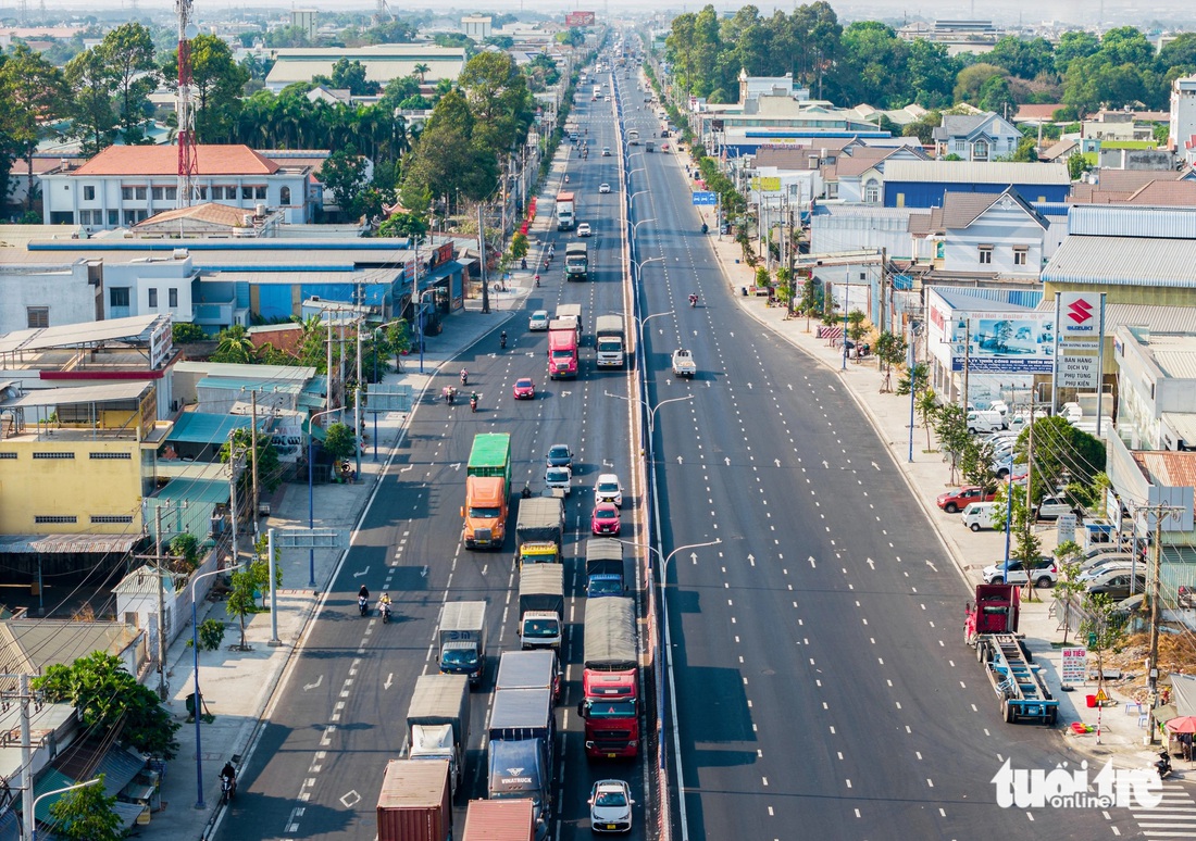 Trước đây, tuyến đường này bị "thắt cổ chai" nên thường xuyên kẹt xe, ảnh hưởng tới lưu thông hàng hóa và đi lại của người dân. Từ ngày mở đường ít nhất từ 6 làn, có đoạn đến 10 làn thì việc đi lại đã thuận lợi hơn hẳn - Ảnh: BÁ SƠN