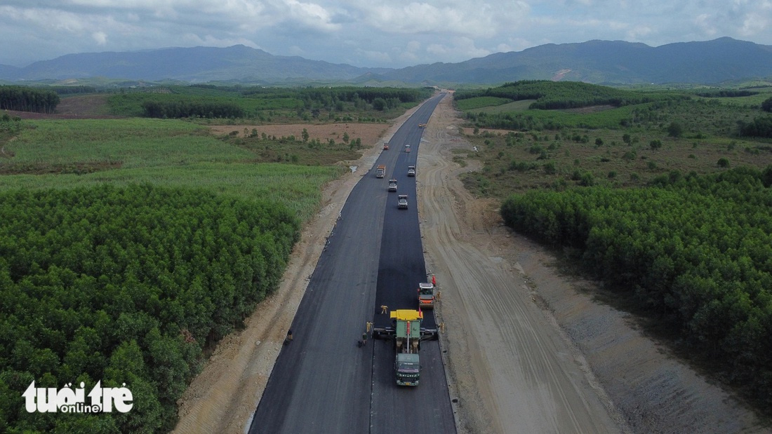 Nhiều km trên tuyến cao tốc đã được thảm bê tông nhựa lớp 1 và lớp 2 - Ảnh: TRẦN HƯỚNG