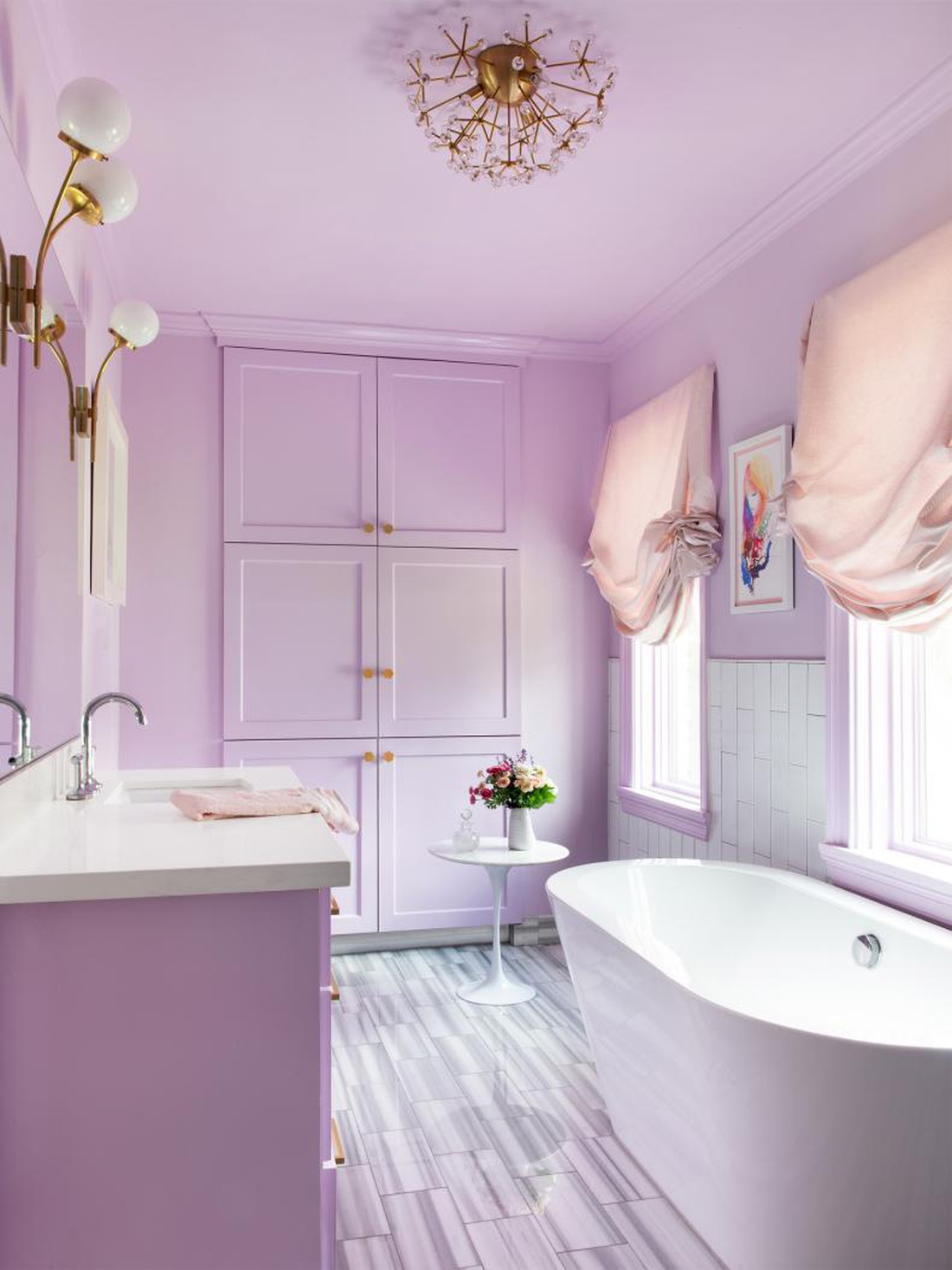 14 ý tưởng bất ngờ thú vị với màu tím trong nhà- Ảnh 8. Màu tím nhạt vừa êm dịu vừa tinh tế cho phòng tắm - Ảnh: HGTV