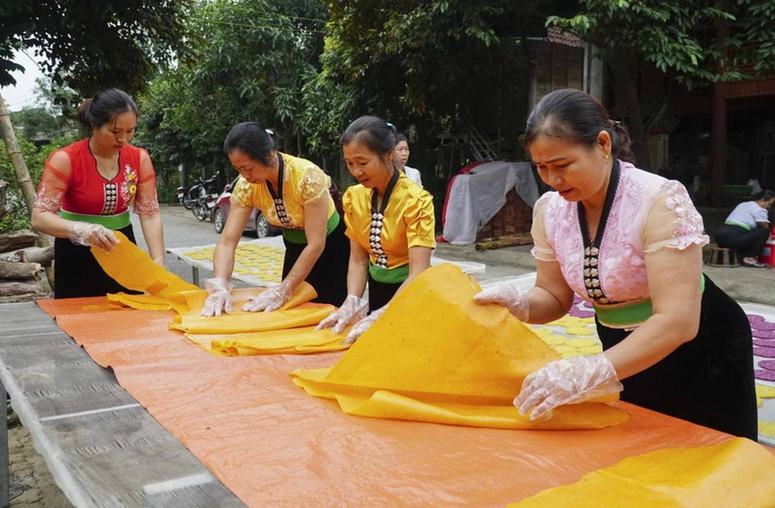 Bánh khẩu xén sau khi dát mỏng được mang đi phơi khô vừa phải rồi cắt - Ảnh: XUÂN TƯ/TTXVN