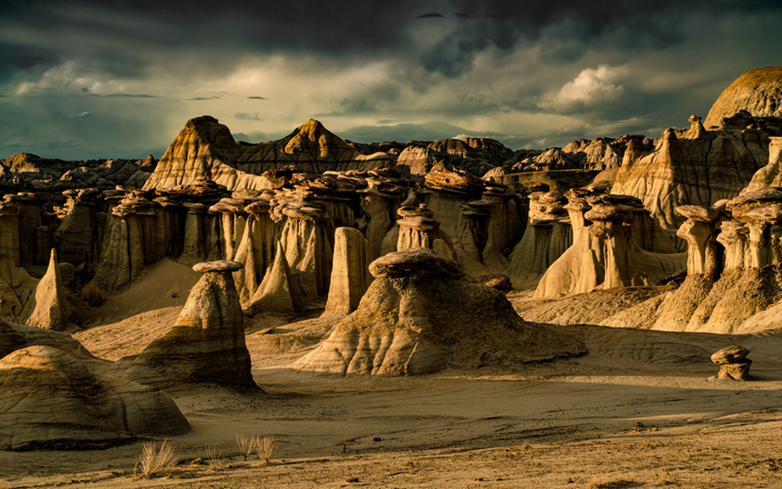 “Cuộc sống trên sao Hỏa”. Hoàng hôn trên những cột đá có hình dạng thú vị ở phía bắc New Mexico - Ảnh: Garrett Davis, Mỹ