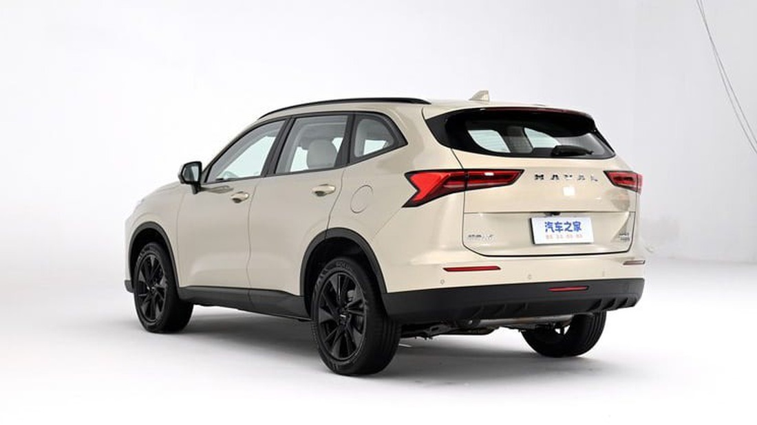 Tại đuôi xe, 2 cụm đèn hậu giờ bị tách biệt bởi logo Haval khổ lớn thay vì được kết nối bởi dải đèn chạy ngang như trước - Ảnh: CarNewsChina