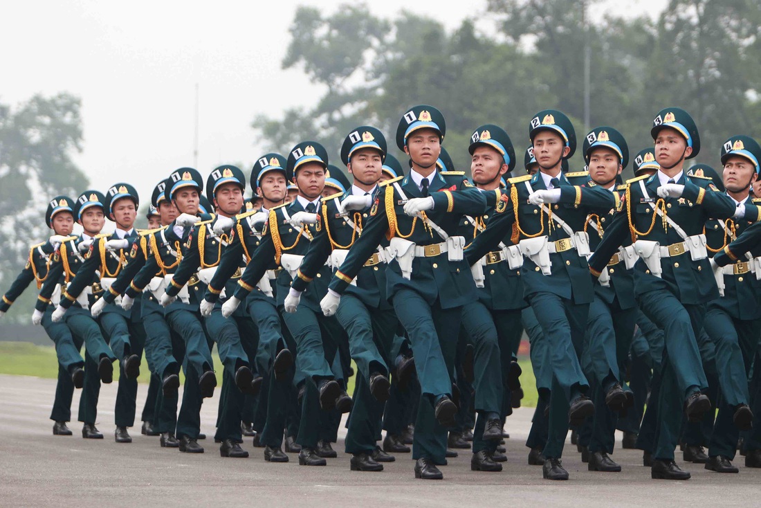 Khối sĩ quan Phòng không - Không quân phát huy truyền thống "Trung thành vô hạn, anh dũng kiên cường, mưu trí sáng tạo, tiến công kiên quyết, đoàn kết hiệp đồng, lập công tập thể", trong Chiến dịch Điện Biên Phủ, bộ đội Phòng không bắn rơi 52 máy bay Pháp; tháng 12 năm 1972 bộ đội Phòng không - Không quân cùng quân và dân miền Bắc bắn rơi 82 máy bay Mỹ, trong đó có 34 chiếc B.52, góp phần làm nên chiến thắng “Hà Nội - Điện Biên Phủ trên không” - Ảnh: NGUYỄN KHÁNH