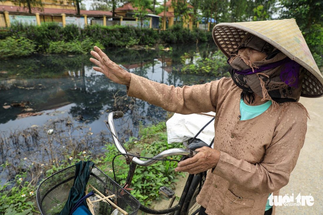 Người dân phường Dị Sử (thị xã Mỹ Hào, Hưng Yên) phản ánh tình trạng ô nhiễm phía sau khu công nghiệp dệt may đã diễn ra từ nhiều năm nay