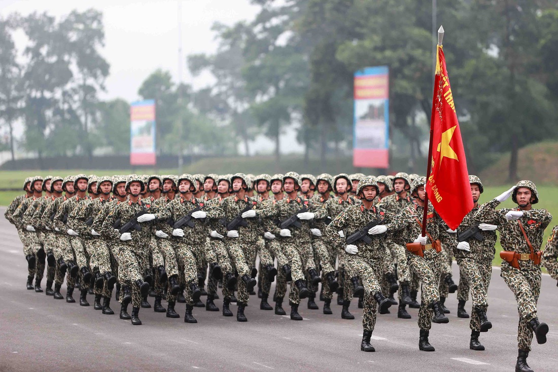 Khối chiến sĩ đặc công tiến vào lễ đài. Với truyền thống "Đặc biệt tinh nhuệ, Anh dũng tuyệt vời, Mưu trí táo bạo, Đánh hiểm, thắng lớn", bộ đội đặc công đã làm cho quân thù kinh hồn, bạt vía, đóng góp xứng đáng vào thắng lợi của các cuộc đấu tranh, thống nhất đất nước - Ảnh: NGUYỄN KHÁNH