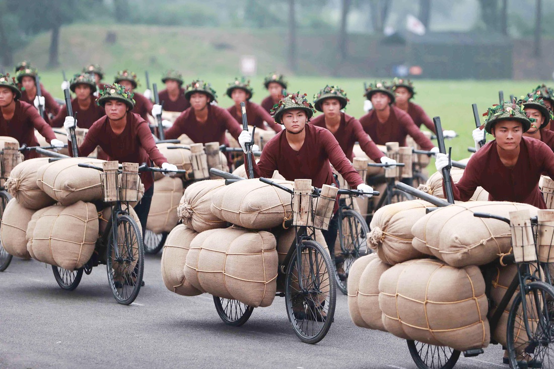 "Đội quân xe đạp thồ" di chuyển vào lễ đài. Trong chiến dịch Điện Biên Phủ kéo dài từ 13-3 đến 7-5-1954, lực lượng của Pháp với hàng hóa tiếp tế được thả xuống từ máy bay, cho rằng đội quân của Tướng Giáp sẽ không thể đảm bảo được nhiệm vụ hậu cần trong điều kiện đường sá xa xôi, đèo dốc hiểm trở. Tuy nhiên, hơn 2 vạn dân công hỏa tuyến với những chiếc xe đạp thồ thô sơ đã khiến địch bất ngờ. Bằng ý chí quyết tâm, những nam nữ dân công đã chất lên xe tới 200-300kg hàng hóa. Ông Ma Văn Thắng giữ kỷ lục với chiếc xe thồ chở được 352kg - Ảnh: NGUYỄN KHÁNH