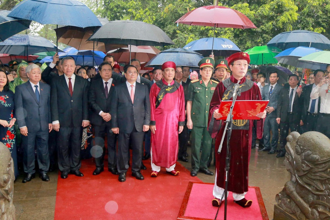 Chủ tịch UBND tỉnh Phú Thọ Bùi Văn Quang đọc chúc văn. Trong bài chúc văn ông nói nguyện đoàn kết một lòng, quyết tâm xây dựng quê hương Đất Tổ ngày càng giàu mạnh, chăm lo bảo tồn, tôn tạo nơi thờ tự để con cháu Lạc Hồng đời đời thờ phụng - Ảnh: Báo Phú Thọ