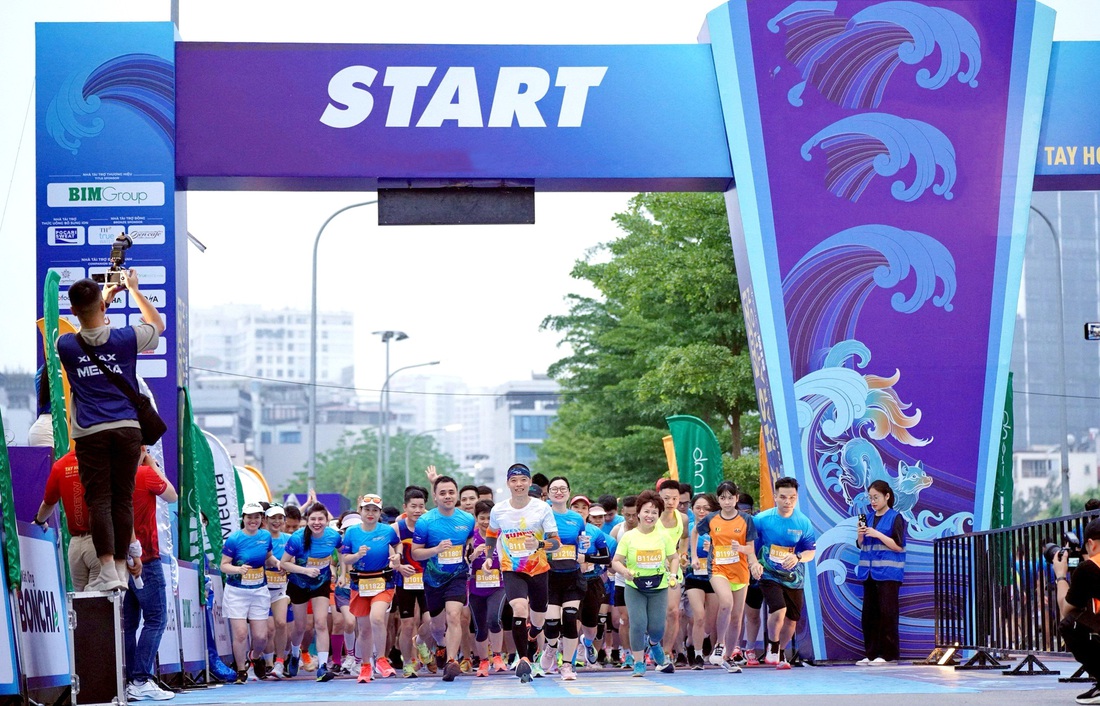 10.000 VĐV tham dự giải chạy bán marathon Tây Hồ vừa diễn ra tại Hà Nội hôm 14-4 - Ảnh: THHM