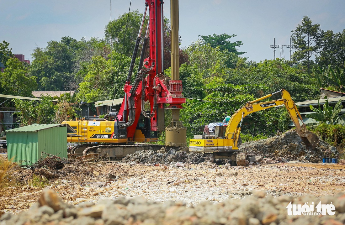 Các máy khoan cọc nhồi cùng máy múc đang hoạt động đảm bảo tiến độ xây dựng - Ảnh: CHÂU TUẤN