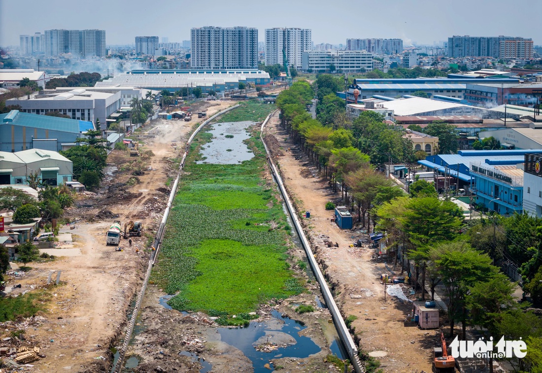 Tại công trường xây dựng kênh Tham Lương - Bến Cát - rạch Nước Lên thuộc gói thầu XL6 (có sự góp mặt của Tập đoàn Thuận An), phóng viên ghi nhận mọi hoạt động diễn ra bình thường, hàng chục công nhân đang làm việc - Ảnh: CHÂU TUẤN