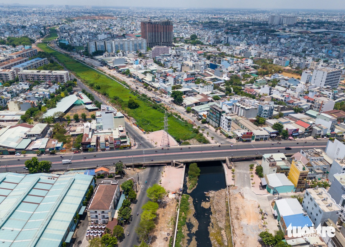 Chiều 19-4, nhà thầu Thuận An đã có công văn cam kết sẽ tiếp tục triển khai thi công ở gói thầu XL-05, XL-06 thuộc dự án kênh Tham Lương - Bến Cát - rạch Nước Lên - Ảnh: LÊ PHAN