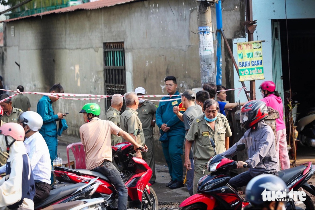 Người dân sốt ruột chờ dỡ phong tỏa để di dời đồ đạc - Ảnh: PHƯƠNG QUYÊN