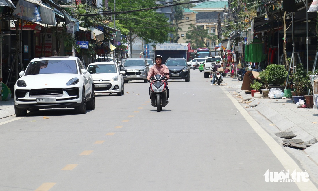 12h trưa 2-4, TP Vinh nắng nóng ngưỡng 40 độ C, vắng người qua lại ở trung tâm thành phố - Ảnh: DOÃN HÒA