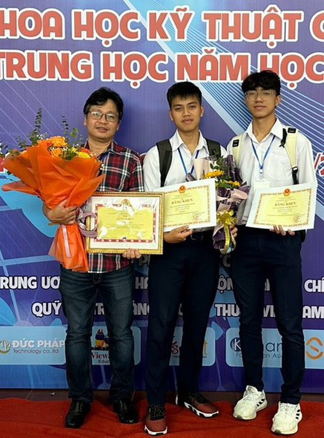 Quốc Bảo (bìa phải), Tuấn Hy và thầy giáo hướng dẫn Đỗ Quốc Anh Triết nhận giải nhất tại cuộc thi khoa học kỹ thuật cấp quốc gia (do Bộ GD-ĐT tổ chức cuối tháng 3-2024) - Ảnh: nhà trường cung cấp