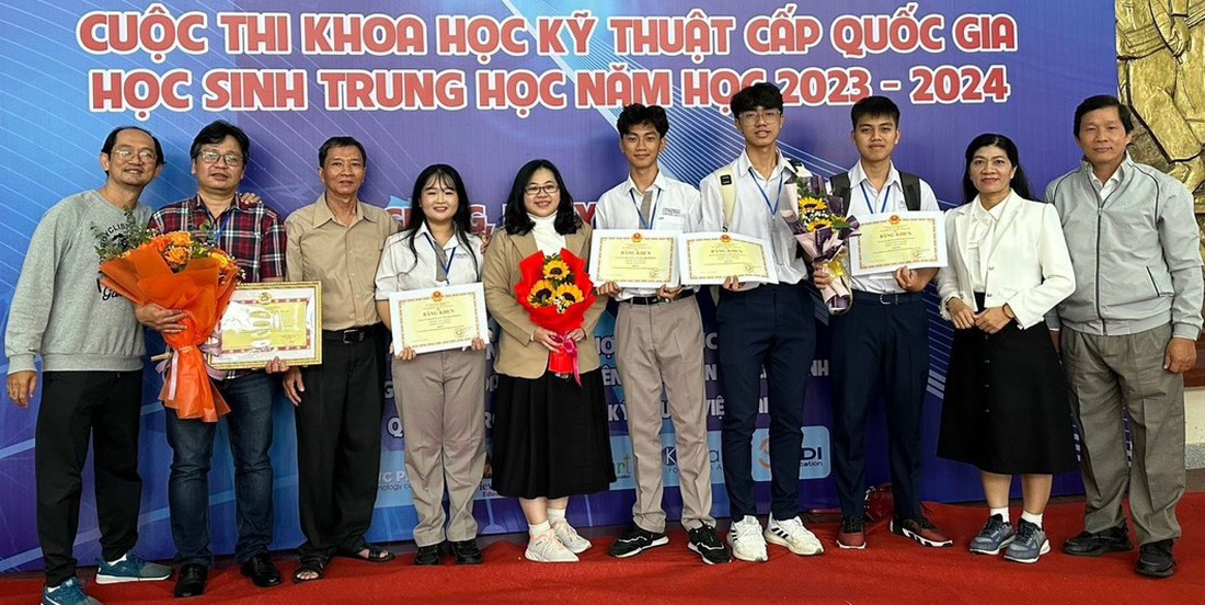 Cô Phạm Thị Bé Hiền, Hiệu trưởng Trường chuyên Lê Hồng Phong cùng các học sinh và giáo viên tham dự cuộc thi khoa học kỹ thuật quốc gia 2024. Trường Lê Hồng Phong đoạt 1 giải nhất, 1 giải ba - Ảnh: nhà trường cung cấp 