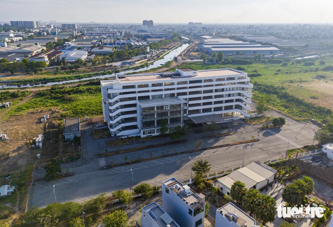 Dự án xây dựng tuyến metro số 2 (Bến Thành - Tham Lương) có điểm đầu tuyến tại tim giao đường Tôn Đức Thắng với đường Hàm Nghi (quận 1), điểm cuối depot Tham Lương (trong ảnh), với tổng diện tích là 22,3ha, vị trí tại quận 12. Hiện tại xung quanh khuôn viên depot đang thiếu cây xanh. Do đó, việc đề xuất thêm phương án di dời cây xanh về đây để chăm sóc được nhiều người dân ủng hộ - Ảnh: CHÂU TUẤN