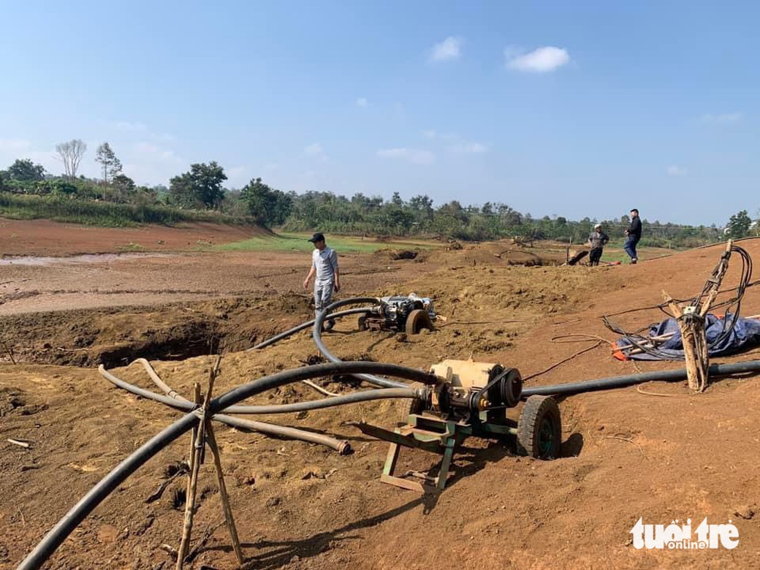 Hồ thủy lợi Ea Blang ở thị xã Buôn Hồ, Đắk Lắk trơ đáy - Ảnh: TÂM AN