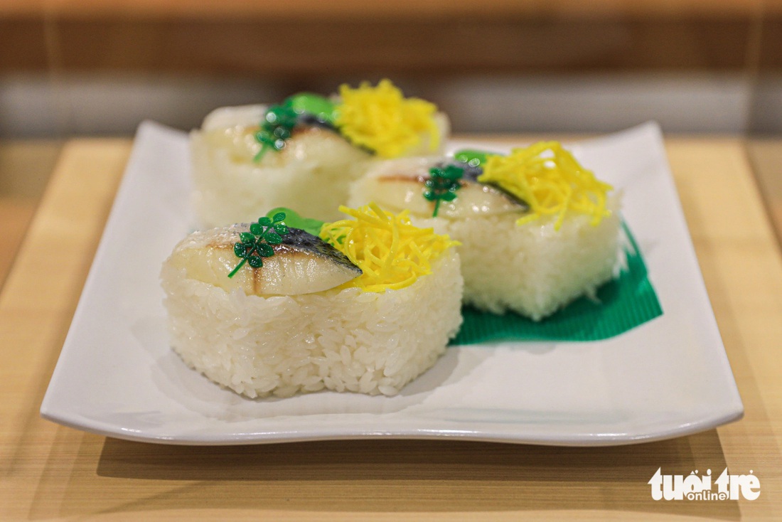 Sushi Oshinuki-zushi được làm từ nhiều hình dạng khác nhau. Cô dâu về nhà bố mẹ đẻ làm Oshinuki-zushi mang về gia đình chồng làm quà nhằm củng cố mối liên kết giữa hai gia đình - Ảnh: DANH KHANG