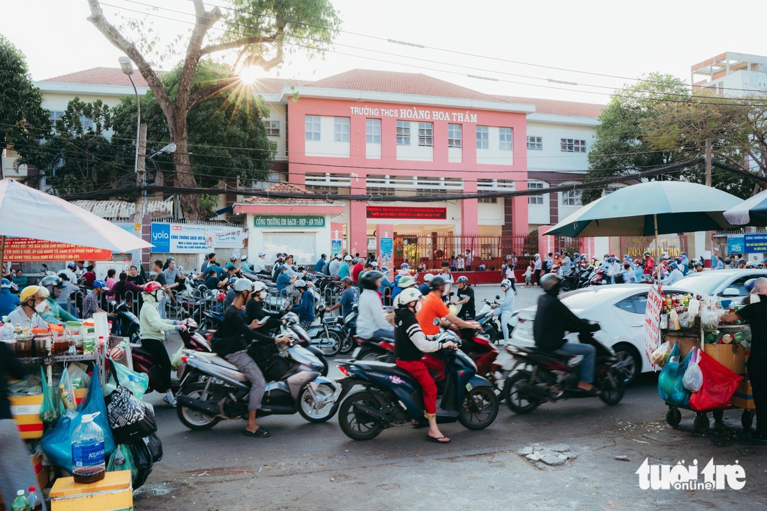 Đường sá kẹt cứng mỗi khi đến giờ tan học của học sinh trước cổng Trường THCS Hoàng Hoa Thám (quận Tân Bình, TP.HCM) - Ảnh: THANH HIỆP