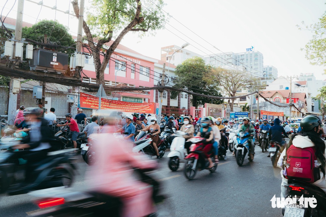 Mỗi khi tan trường, xe cộ lại di chuyển khó khăn qua đoạn trước cổng Trường THCS Hoàng Hoa Thám (quận Tân Bình, TP.HCM) - Ảnh: THANH HIỆP