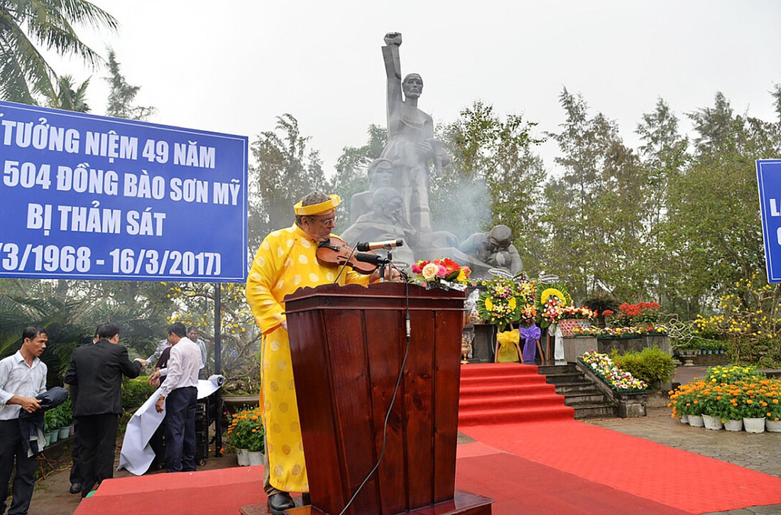 Đã nhiều năm nay, cứ đến tháng ba, tiếng vĩ cầm của Mike Boehm lại ngân lên giữa khu chứng tích Sơn Mỹ (thôn Tư Cung, xã Tịnh Khê, Quảng Ngãi)… - Ảnh: TRẦN MAI