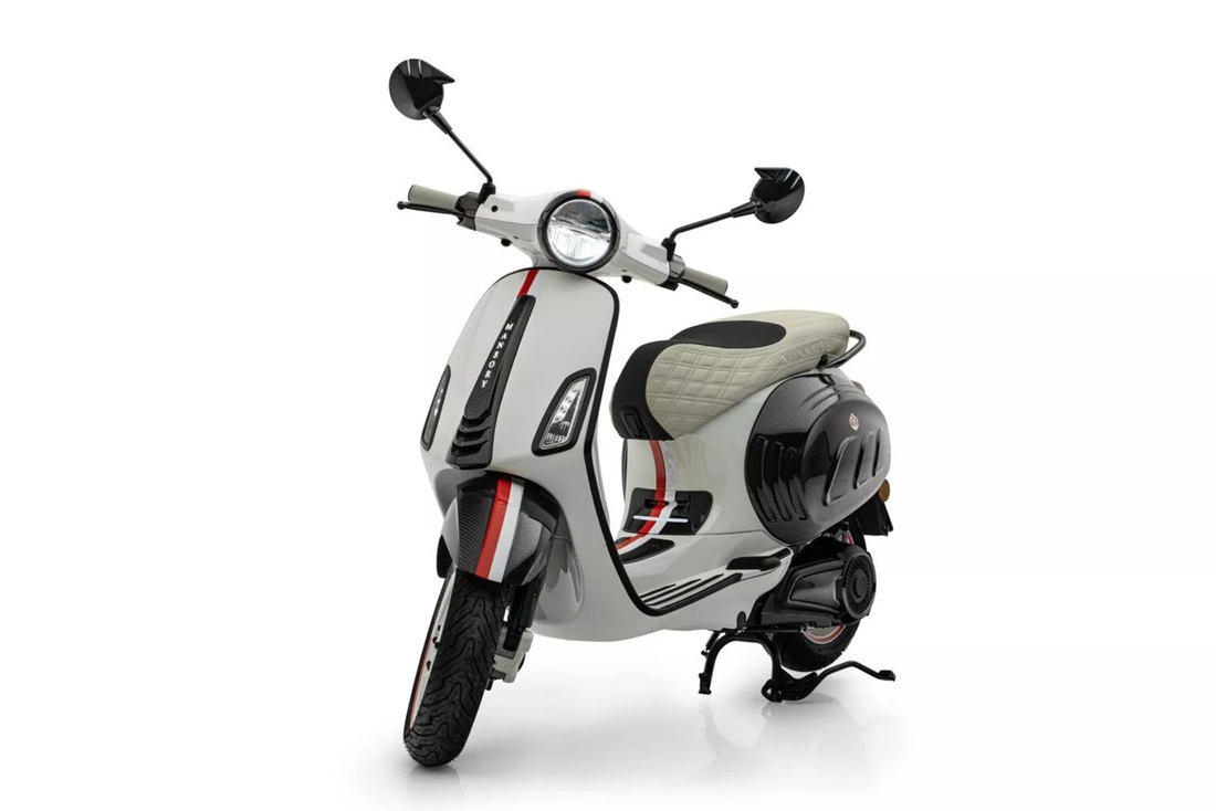 Vespa điện phiên bản đặc biệt: Chỉ có 99 chiếc, giá có thể ngang ô tô- Ảnh 12. Vespa Elettrica tiêu chuẩn được giới thiệu vào năm 2017, hiện có giá bán lẻ 7.999 USD (203 triệu đồng) trước thuế tại thị trường Mỹ. Nếu áp dụng cách đặt giá trên, Vespa Elettrica bản Mansory có thể có giá lên tới gần 24.000 USD (hơn 600 triệu đồng) - Ảnh: Mansory
