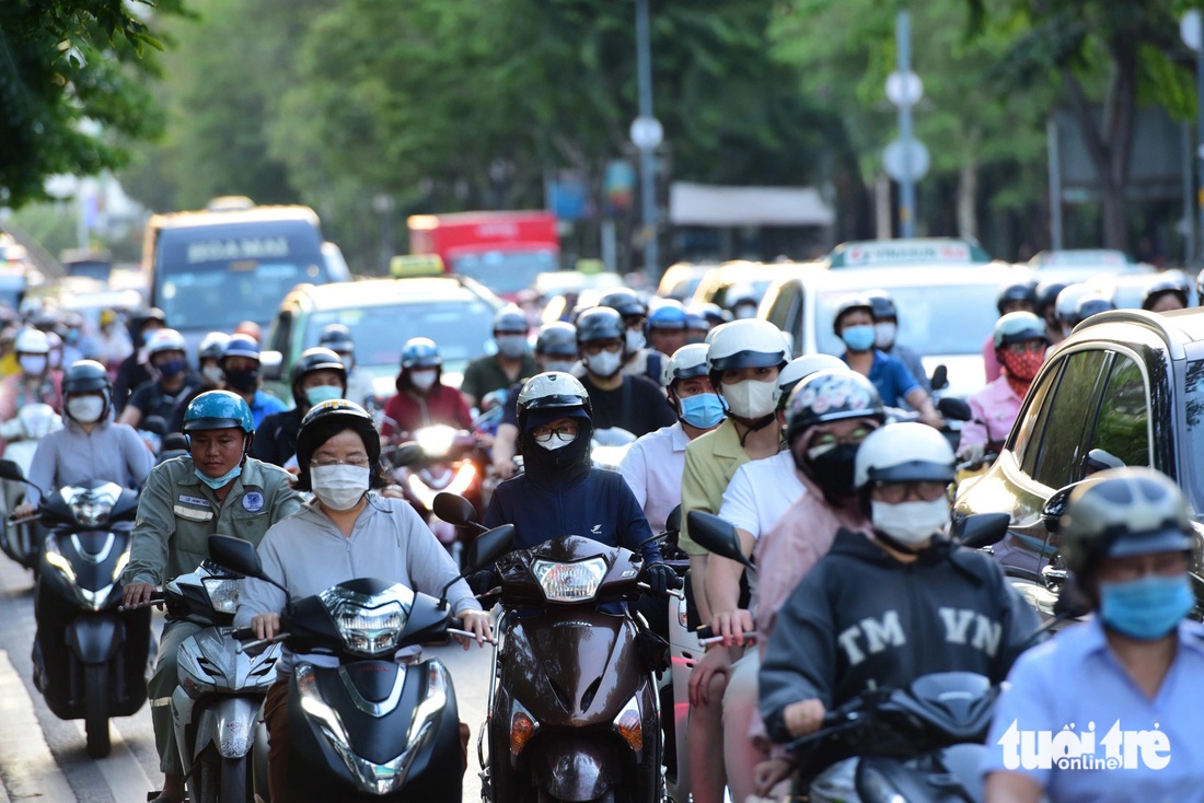 Sau ngày làm việc cuối cùng trước kỳ nghỉ lễ dài, người dân hối hả về nhà chuẩn bị đồ đạc khiến đường phố đông đúc - Ảnh: DUYÊN PHAN