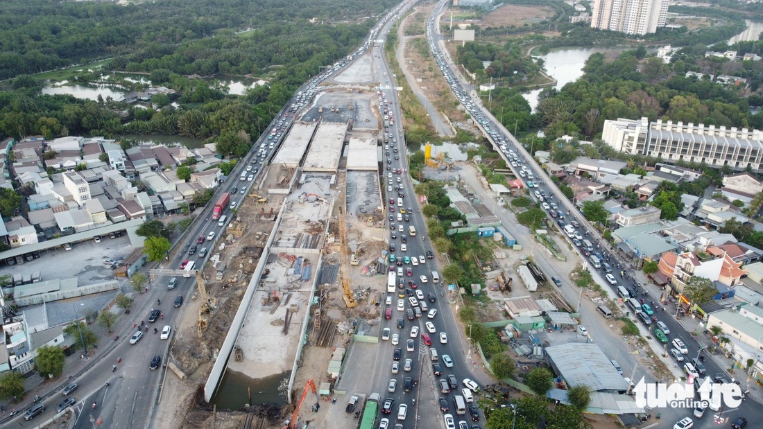 Xe ùn ứ cả hai hướng đường dẫn cao tốc TP.HCM - Long Thành - Dầu Giây, đoạn gần nút giao thông An Phú chiều 26-4. Đường song hành đường dẫn cao tốc cũng bị ảnh hưởng, ùn ứ kéo dài - Ảnh: MINH HÒA