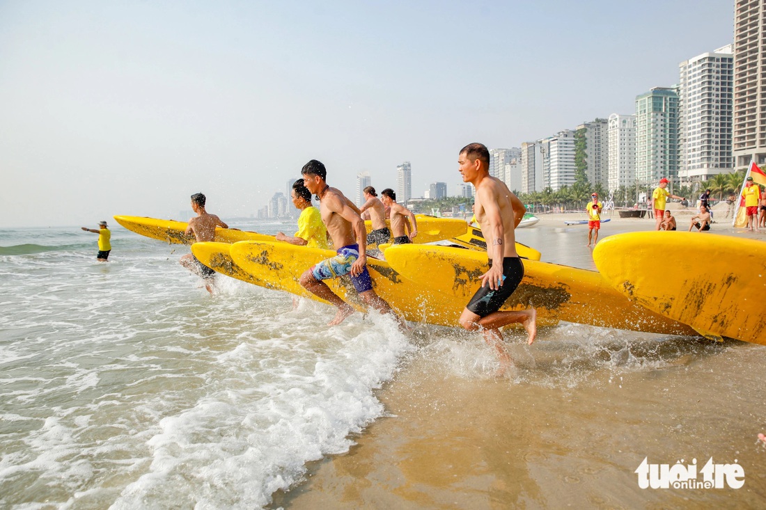 Hàng chục cứu hộ viên các bãi biển trong nước và quốc tế tranh tài cứu hộ tại biển Mỹ Khê, Đà Nẵng