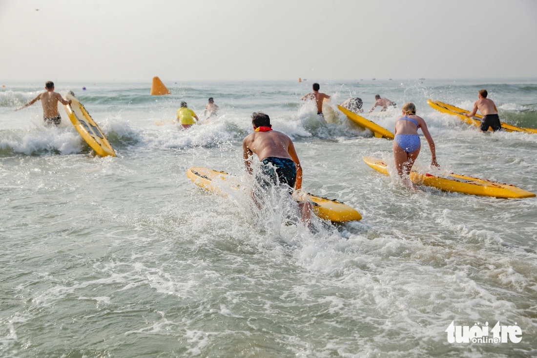 Hàng chục nhân viên của các đội cứu hộ tại các địa phương ven biển, các resort, khách sạn, đội tình nguyện hoạt động trong lĩnh vực cứu hộ, cứu nạn bờ biển