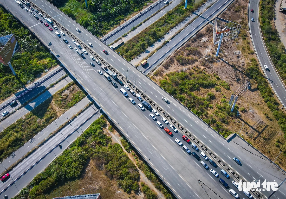 Tình trạng ùn ứ kéo dài trên cao tốc này khoảng 7km về hướng tỉnh Đồng Nai - Ảnh: LÊ PHAN