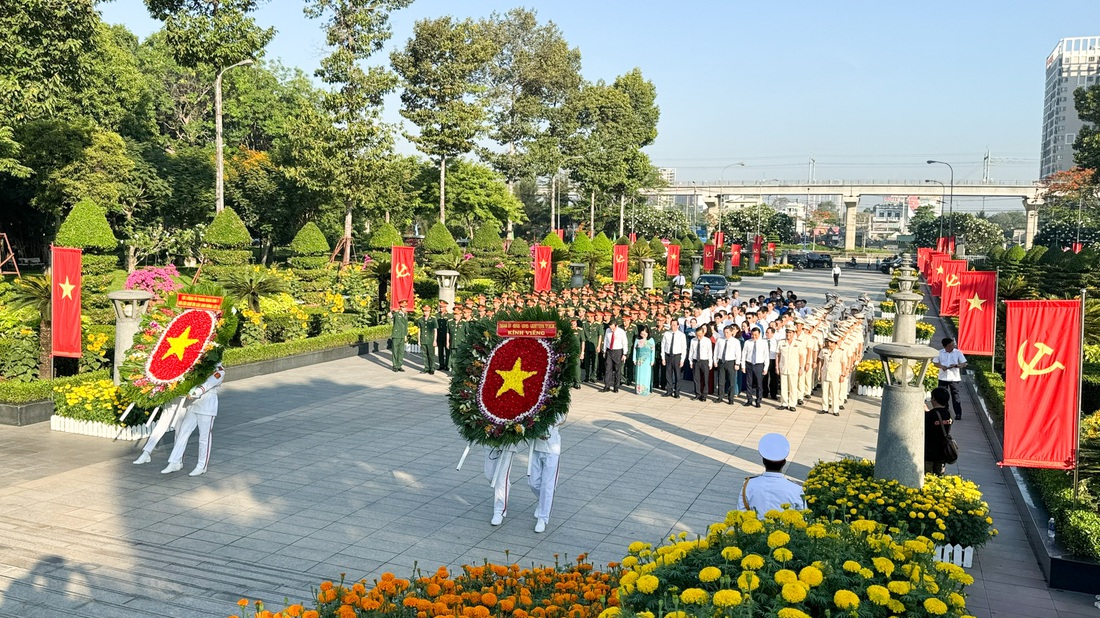 Đoàn đại biểu TP.HCM và đoàn đại biểu lực lượng vũ trang Quân khu 7 dâng hương tại nghĩa trang liệt sĩ TP.HCM - Ảnh: L.H.