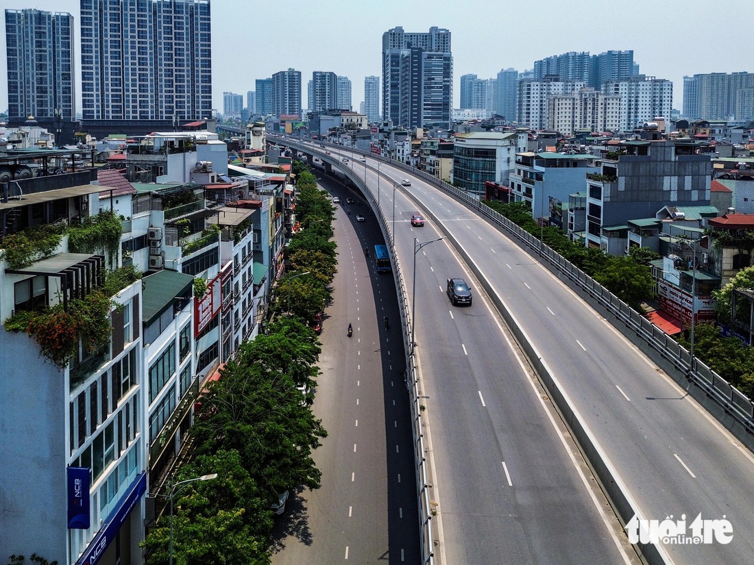 Vành đai 2 trên cao, con đường huyết mạch nối lên cầu Vĩnh Tuy đi các tỉnh phía đông và đông bắc Hà Nội chỉ lác đác vài xe qua lại - Ảnh: HỒNG QUANG