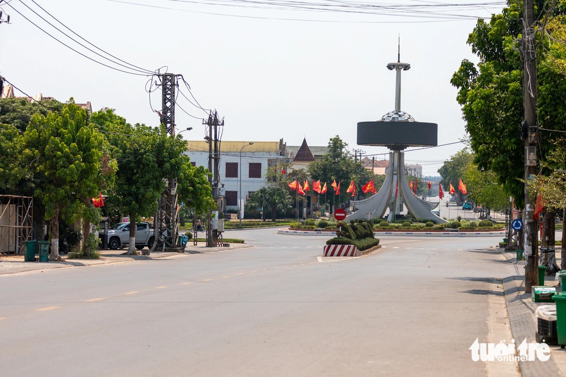 Giao lộ Lý Thường Kiệt - Hùng Vương vắng hoe lúc 13h30 - Ảnh: HOÀNG TÁO