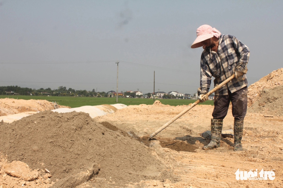 Anh Lê Quý Thận (ngụ tại xã Thạch Ngọc, huyện Thạch Hà) cho biết anh thi công hạng mục cầu cho dự án cao tốc Bắc - Nam từ đầu năm 2024. Bình thường công việc đã vất vả nhưng mấy hôm nay trời nóng bức nên quá trình làm việc nhanh xuống sức - LÊ MINH