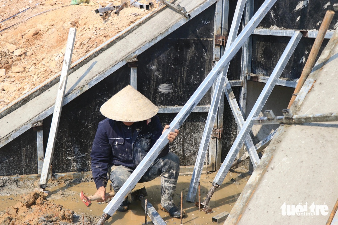 Những ngày này để tránh nắng, anh Thận cùng nhóm công nhân thi công cầu đã được điều chỉnh thời gian làm việc, buổi sáng 5h-10h, buổi chiều 14h30-18h - Ảnh: LÊ MINH