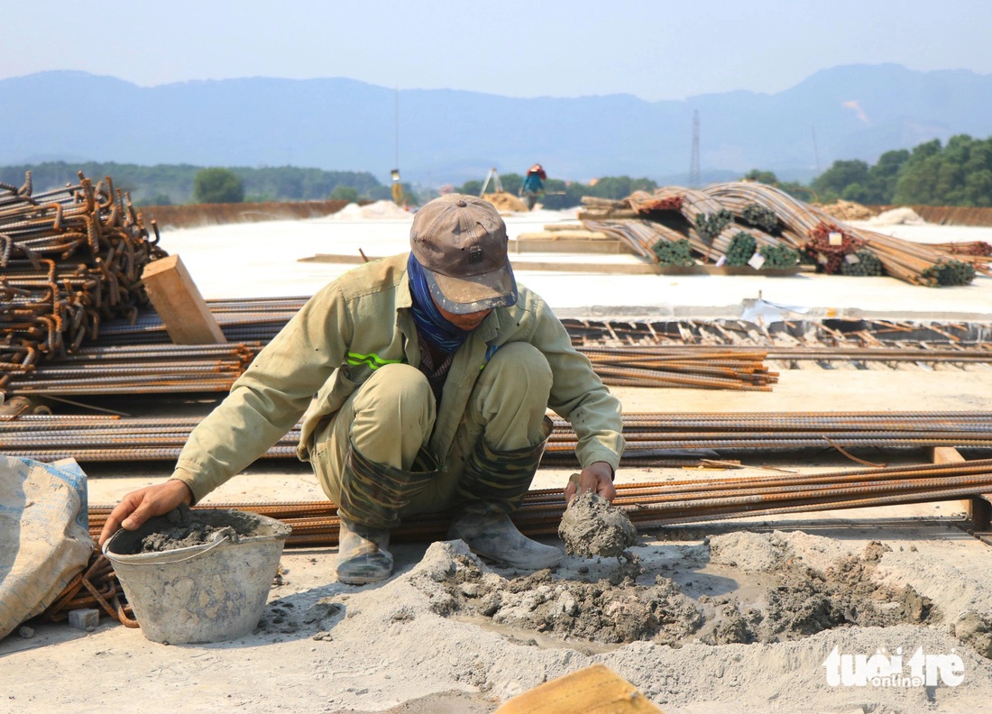 Anh Ngô Văn Thuấn - chỉ huy phó công trình thi công của Tổng công ty 319 - cho biết đơn vị thi công gói thầu phân đoạn từ Km 501+470 đến đoạn Km 514+479 thuộc dự án thành phần Bãi Vọt - Hàm Nghi. Sau 14 tháng thi công, đơn vị tập trung vào phần nền đường, đất đắp, hoàn thiện hệ thống thoát nước và công trình cầu vượt tuyến. Đến nay khối lượng công việc đạt hơn 30% so với giá trị hợp đồng. Trong ảnh: Một công nhân làm việc tại dự án - Ảnh: LÊ MINH