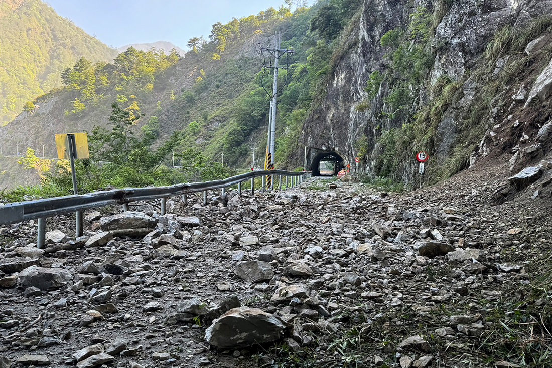 Tâm chấn động đất nằm ở Hoa Liên, một vùng núi nổi tiếng với những con đường mòn đẹp như tranh vẽ và cảnh biển. Sau khi động đất kết thúc, ít nhất 9 người thiệt mạng được ghi nhận đều ở Hoa Liên, trong đó có 3 người thiệt mạng trên đường lộ và 2 người chết trong xe do đá lở. Các vụ lở đất tạo ra những đám mây bụi trắng khắp các rặng núi - Ảnh: AFP