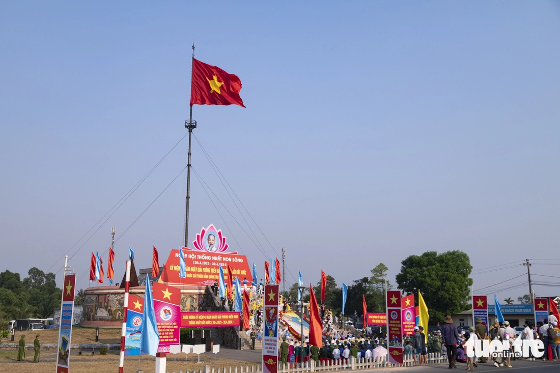 Cờ Tổ quốc tung bay trên kỳ đài Hiền Lương lịch sử - Ảnh: HOÀNG TÁO