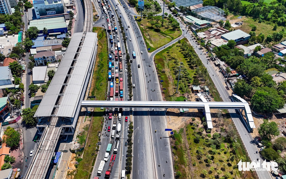 Ban Quản lý đường sắt đô thị TP.HCM cho biết đang làm 9 cầu đi bộ kết nối nhà ga trên cao (từ ga Tân Cảng đến ga Đại học Quốc gia)