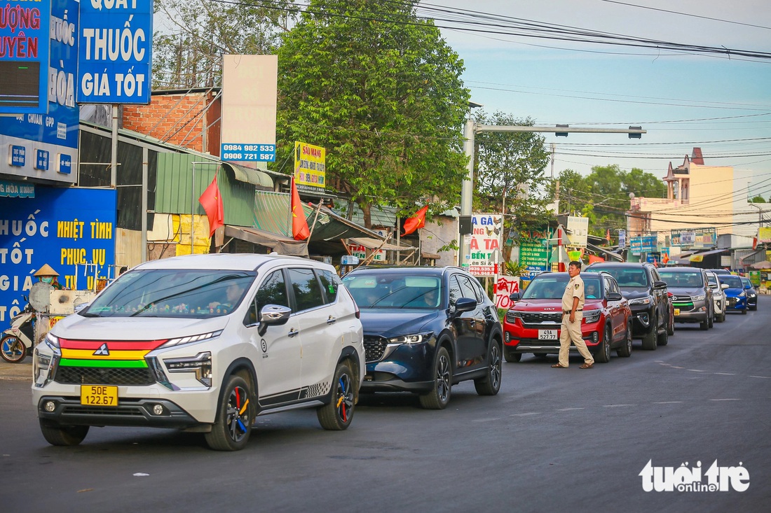 Lực lượng chức năng có mặt tại giao lộ Lý Thái Tổ - Văn Đáng (cách phà Cát Lái khoảng 1km) để phân luồng - Ảnh: CHÂU TUẤN